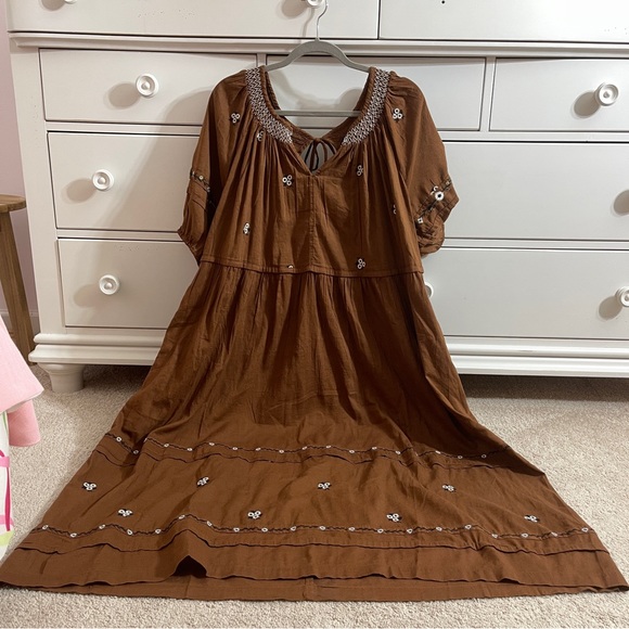 Old navy Puff-Sleeve Smocked-Neck Embroidered Midi Swing Dress - Picture 6 of 8